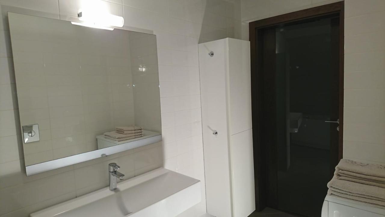Quiet And Spacious Apartment With Garage Option Красков Екстериор снимка
